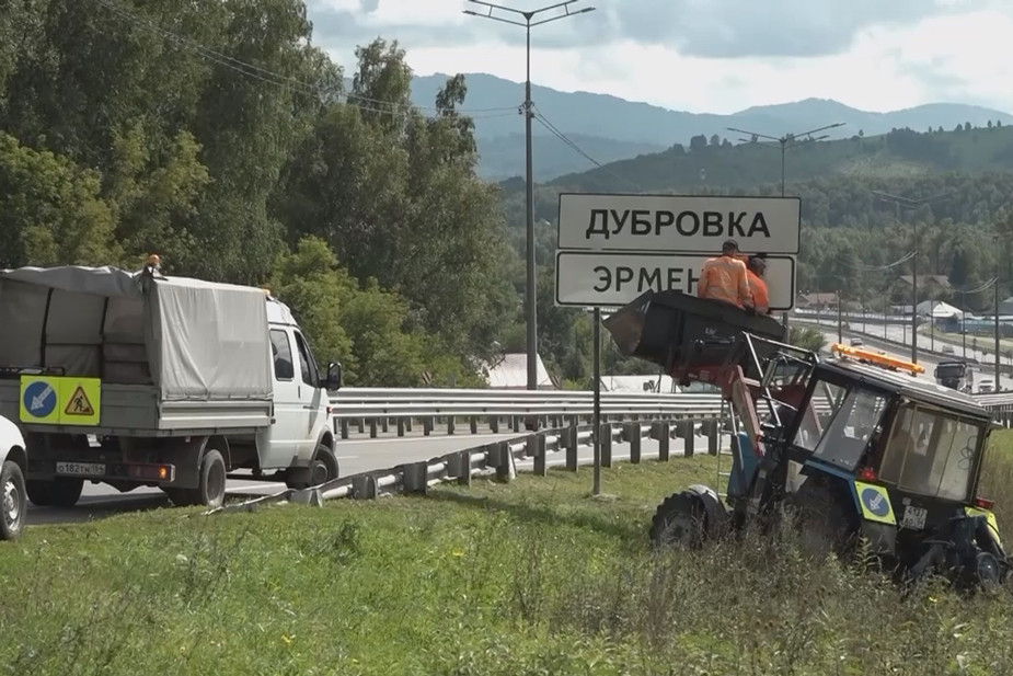 Установка дублирующих дорожных указателей с названием населенных пунктов. Фото: пресс-служба Андрея Турчака