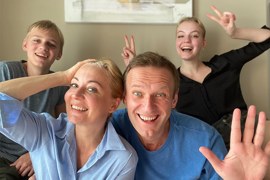 Алексей Навальный с семьей после отравления, 2020 год