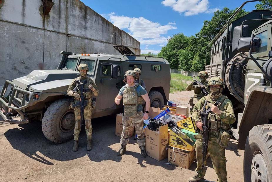 Роман Алехин (в центре) с гуманитарной помощью российским военным