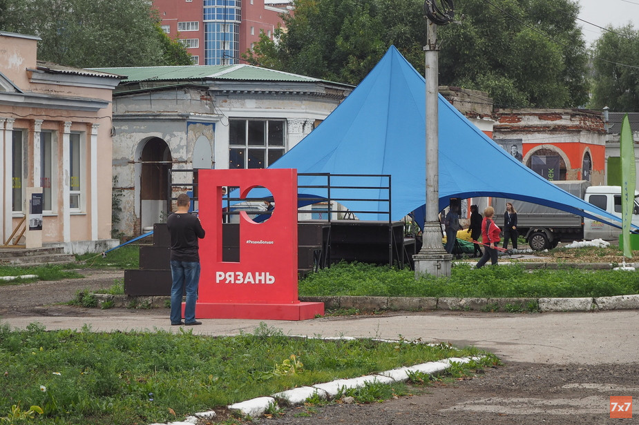 Торговый городок во время фестиваля "Город-Человек"