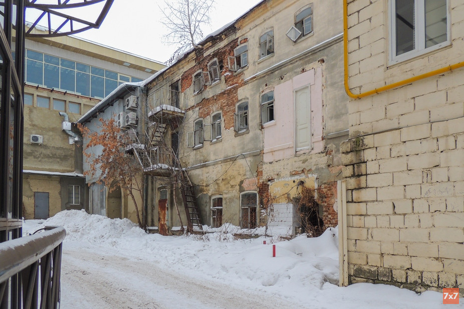 Стена аварийного дома