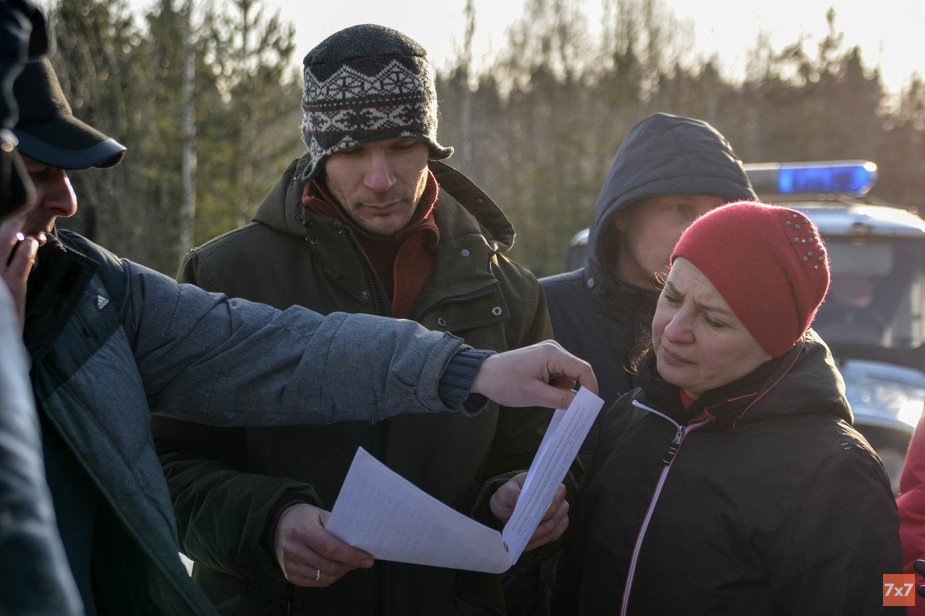 Представитель застройщика предъявляет документы