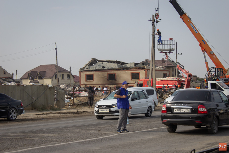 Волонтеры регулировали движение на трассе после снятия оцепления