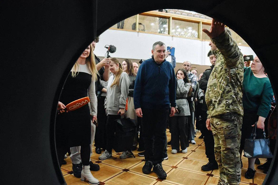 Александр Хинштейн осматривает копию трубы на выставке, посвященной участникам операции «Поток» в Курском драмтеатре, 6 мая 2025 года. Фото: @Hinshtein / Telegram