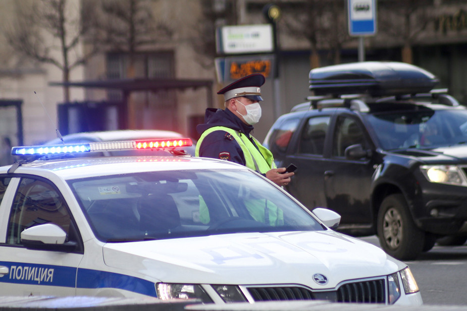 Полицейский в медицинской маске, 17 апреля 2020 года