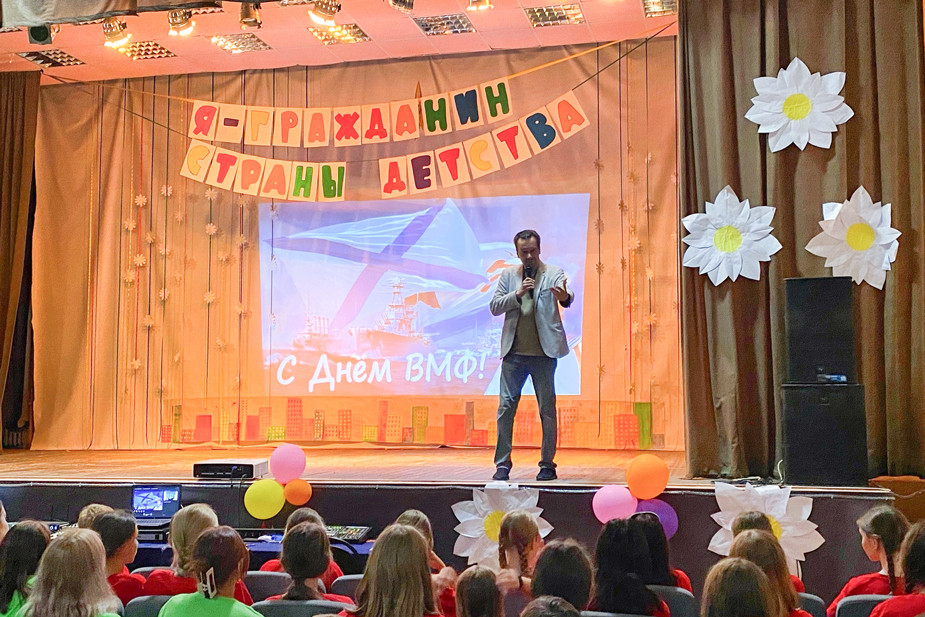 Выступление Сергея Таланова в детском лагере «Сахареж» в честь Дня Военно-Морского Флота, 28 июля 2024 года. Фото: сообщество лагеря «Сахареж» в VK