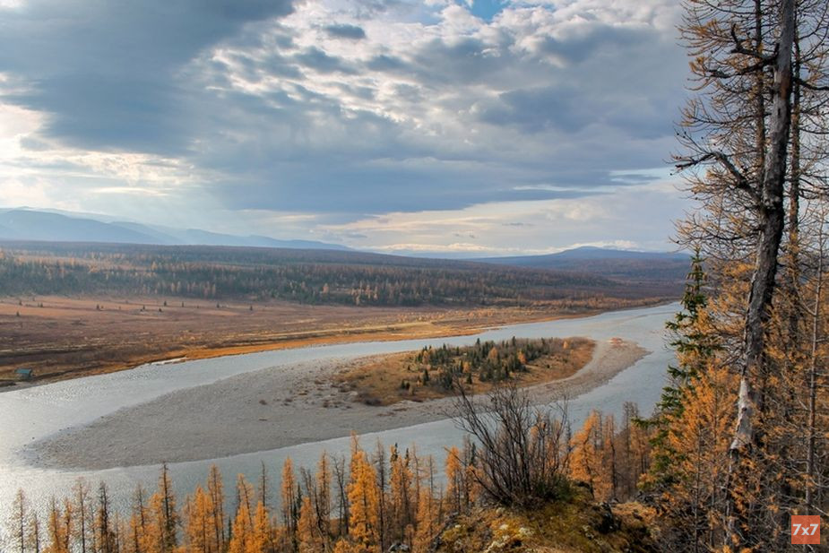 В нацпарке встречаются только вездеходы и УРАЛы, потому что другие машины не могут переплыть реку Кожим