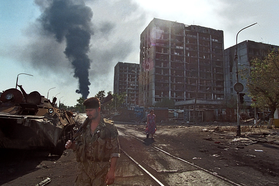 Боец за независимость Чечни с автоматом на улице разрушенного Грозного, март 1995 года. Фото: Эдди Опп / Коммерсантъ / Sipa USA / Vida Press