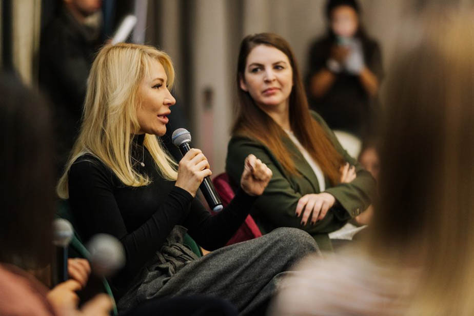 Политик Алена Попова и директор центра «Насилию. Нет» Анна Ривина. 