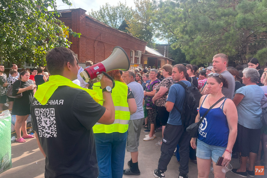 Волонтерам приходилось кричать на беженцев, чтобы те расступились и дали занести гуманитарную помощь. Курск, «Дом добрых дел». Фото «7х7»