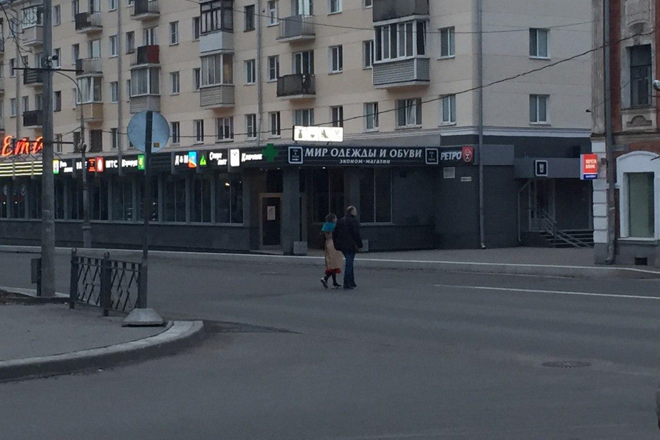 Люди переходят дорогу после того, как власти убрали пешеходный переход