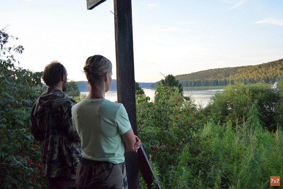 Игорь и Люба смотрят на Енисей