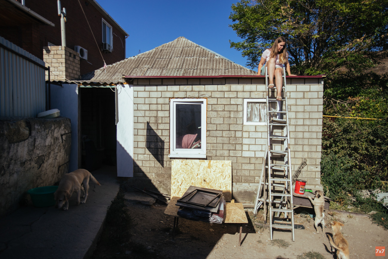 Люда на крыше своего дома в Новороссийске, в котором их семья живет с 2016 года. Дом в стадии ремонта, на участке около 10 собак