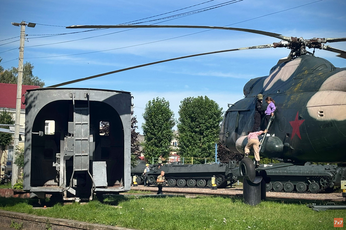 Дети играют в музее военной техники под открытым небом в Советске