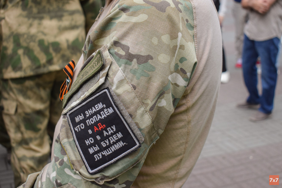 Нашивка на форме одного из участников пикника. Фото «7х7»