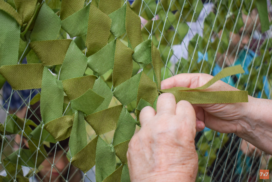 Плетение маскировочных сетей было одним из развлечений на пикнике. Фото «7х7»
