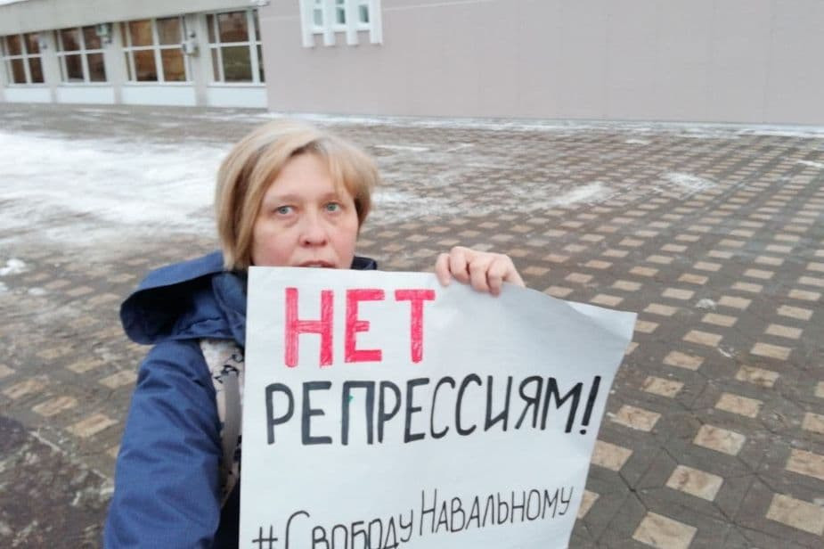 Светлана Марина на одиночном пикете в Кирове