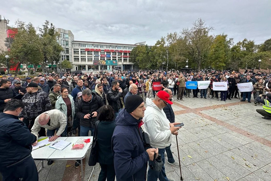 Митинг против повышения утильсбора во Владивостоке, 11 октября 2025 года. Фото: Валерий Федоренко / «Новая газета»