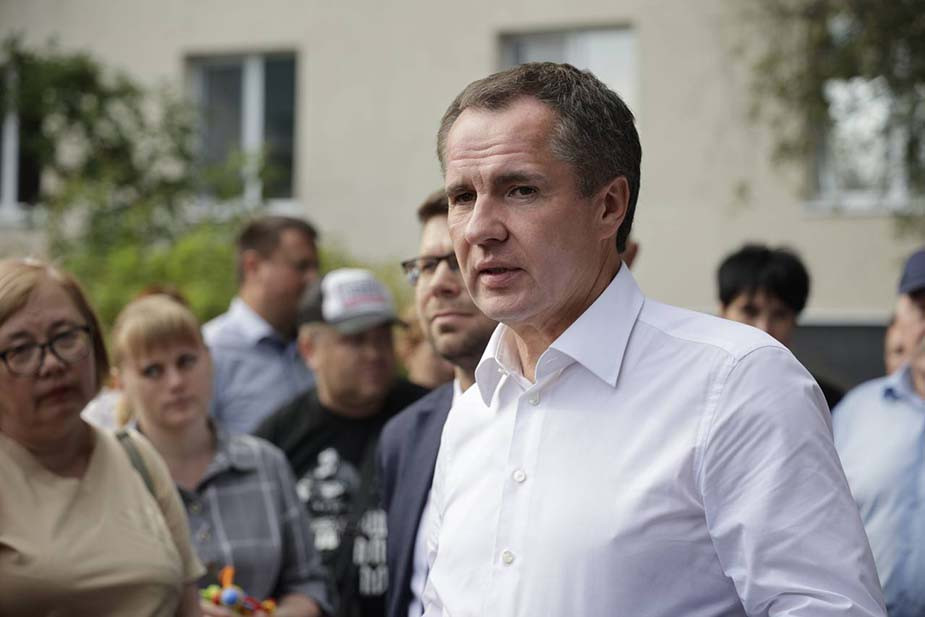 Белгородцы прозвали губернатора Вячеслава Гладкова «Хлопковым» после того, как он несколько раз назвал громкие звуки и разрывы боевых снарядов в приграничном регионе «хлопками»