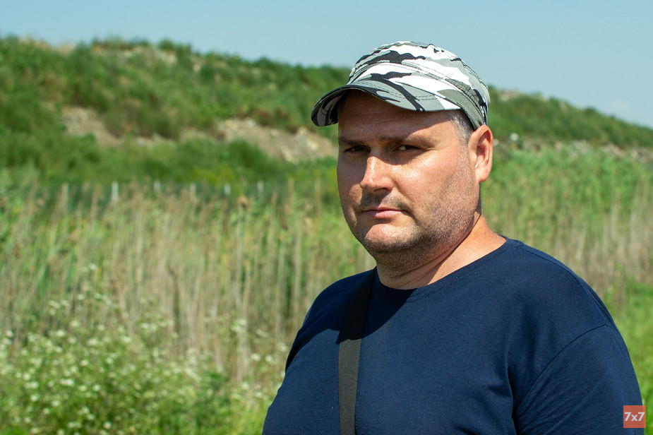 Изобретатель Сергей Сальников — один из активно протестовавших жителей Полтавской. С 2021 года он следил за ситуацией на местной свалке. Инженер радиоэлектроники по специальности, он шутит, что за время протеста получил образование эколога. Фото «7х7»