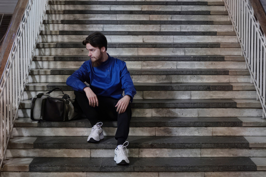 В православной гимназии Разумова-учителя стыдили за подкрученные усы и кроссовки, яркие вещи. Но до письма родителей шестиклассников администрация не ставила вопрос об увольнении педагога