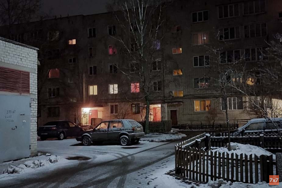 Пятиэтажный дом в Белой Берёзке, жители которого прячутся от обстрелов в подвале. Фото «7х7»