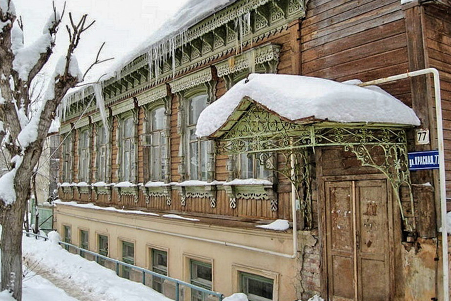 Красная, 77. Сохранился, горел, сейчас закрыт баннером