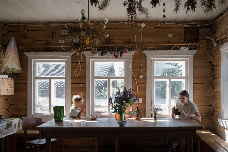 Завтраки в «Живой деревне» по утрам проходят в общем доме, но без строгого регламента — все приходят, когда могут