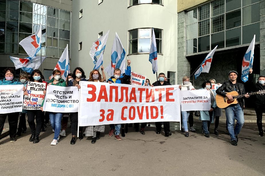 Дмитрий Серёгин (в центре) с членами орловской ячейки профсоюза «Действие»