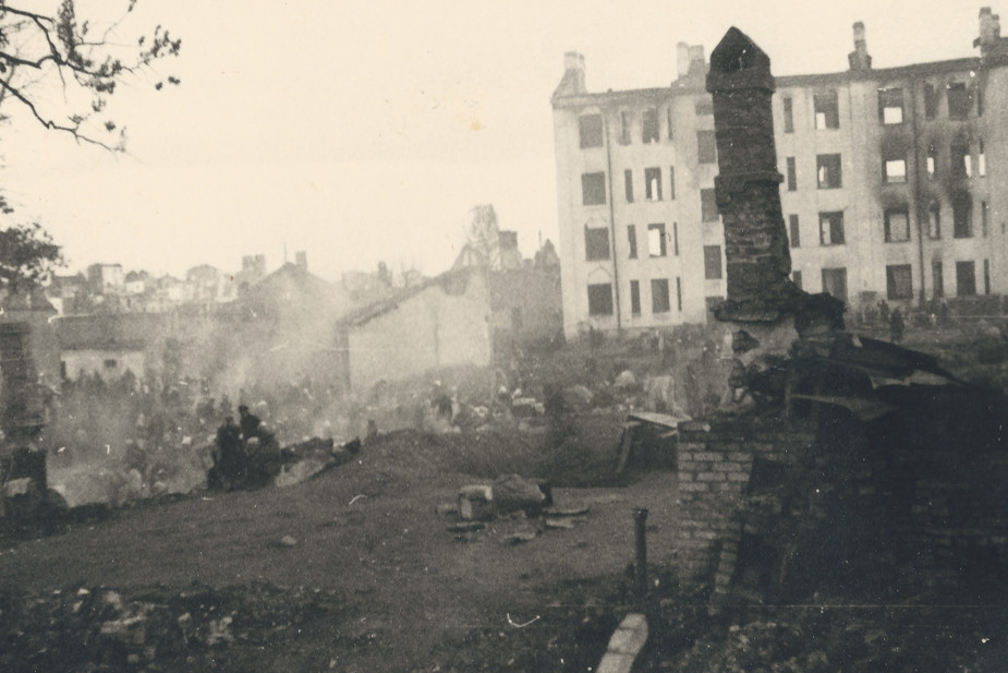 Витебск. Гетто. Город был взят германской армией 10 июля 1941 г. Вскоре после этого оккупационные власти провели перепись евреев; ее результаты показали, по воспоминаниям свидетелей, цифру около 16 тыс. человек, включая детей от смешанных браков