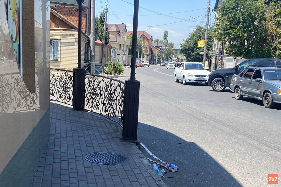 Предупредительная лента, отставшая после оцепления улицы 23 июня