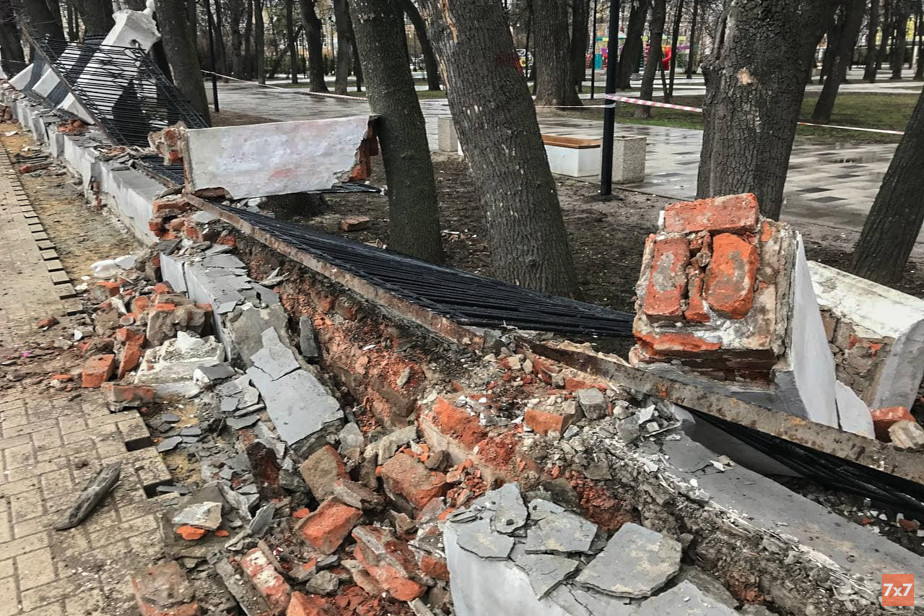 Разрушенное ограждение Верхнего сада в Рязани