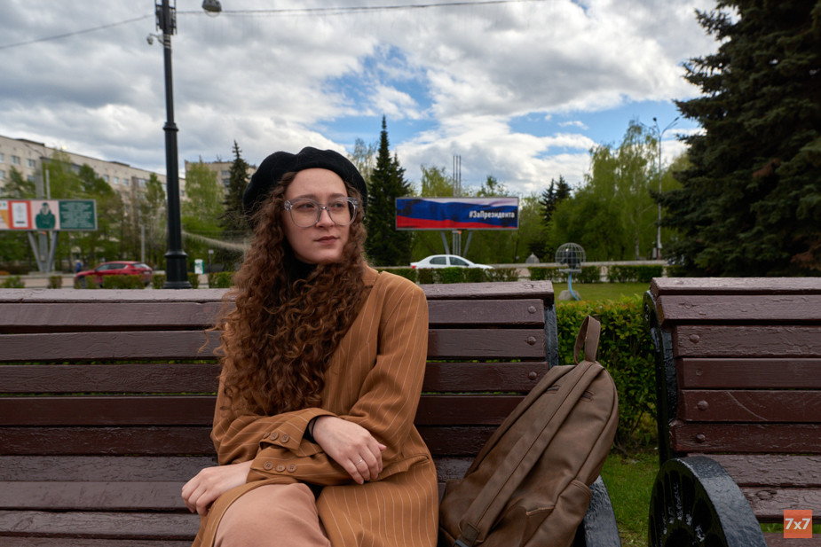 Алиса Горшенина на фоне агитационного плаката возле здания администрации Нижнего Тагила