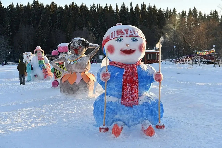 Снеговики на Выль ара в Удмуртии. Фото: Александр Бречалов / VK