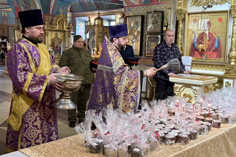 Освящение куличей перед их передачей российским военнослужащим, находящимся в Украине, Калуга, 8 апреля 2026 года. Фото: министерство внутренней политики Калужской области