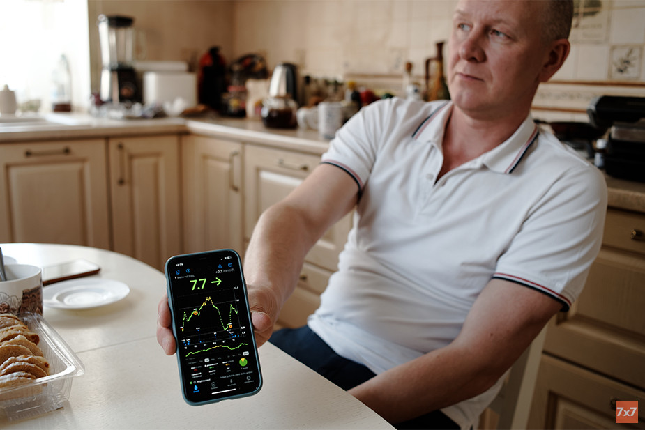 Алексей Горбунов показывает приложение, которое помогает отслеживать уровень сахара в крови дочери. Фото «7х7»