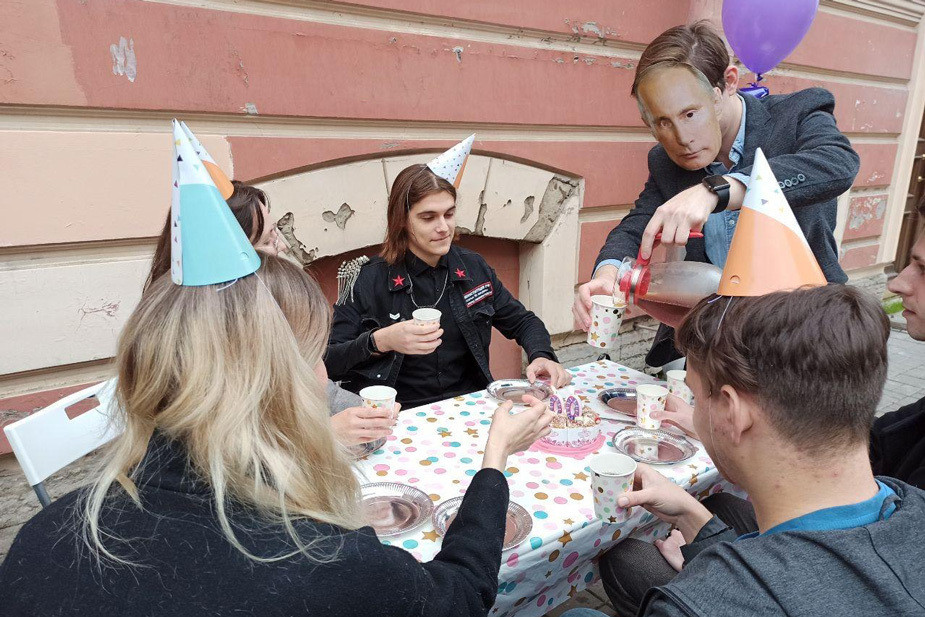 Акция-чаепитие в честь дня рождения Владимира Путина, Санкт-Петербург, 7 октября 2020 года