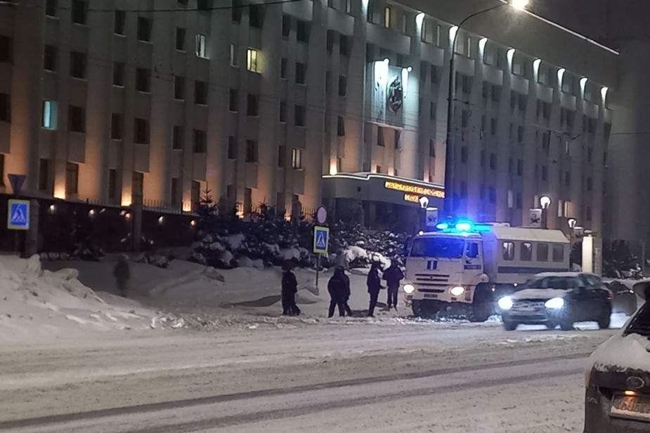 Автозак около мемориала Славиной в день смерти Навального
