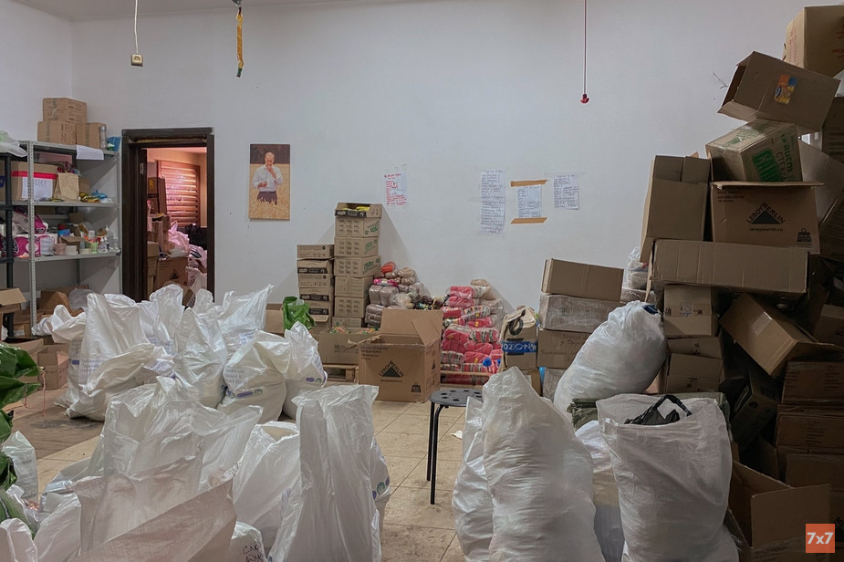 Одна из комнат дома, который «Армия красоток» арендовала под склад. Фото на стене — собственность хозяев