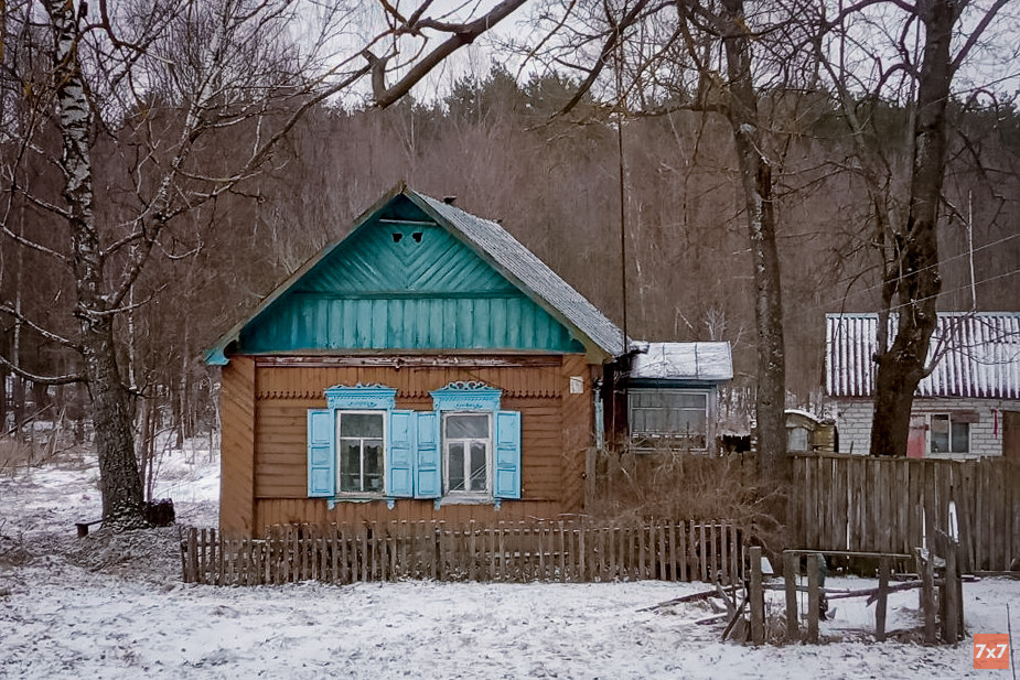 Дом на окраине Нового Ропска. Окно выбито взрывной волной или пулей, утверждает одна из местных жительниц. Фото «7х7»