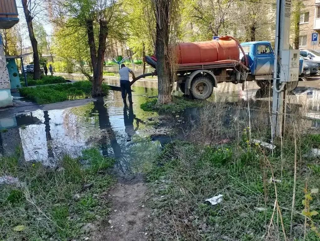 Откачка воды у жилых домов, Энгельс, 5 мая 2026 года