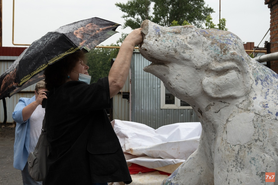 Общественники осматривают демонтированную скульптуру слоника