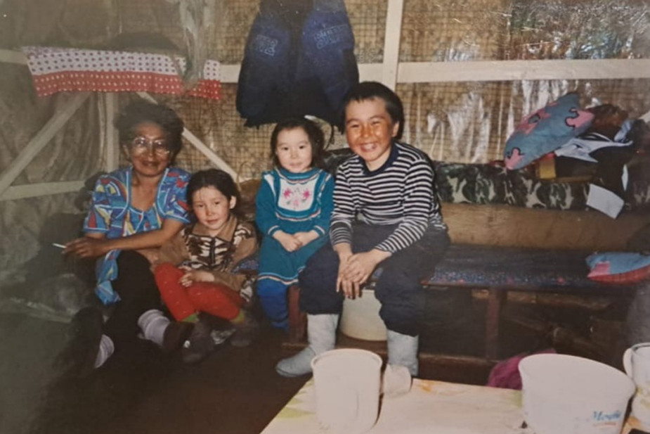 Бабушка Ксении, Ксения, ее двоюродные сестра и брат. Фото из архива Ксении Большаковой