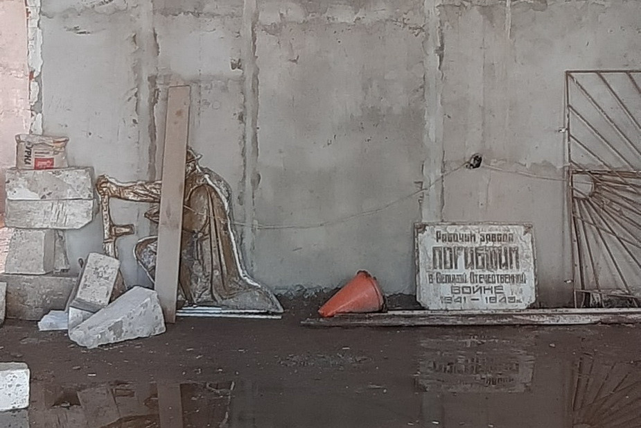 %D0%9D%D0%B0%D0%B9%D0%B4%D0%B5%D0%BD%D0%BD%D1%8B%D0%B5%20%D0%B2%20%D1%81%D1%82%D1%80%D0%BE%D0%B8%D1%82%D0%B5%D0%BB%D1%8C%D0%BD%D0%BE%D0%BC%20%D0%BC%D1%83%D1%81%D0%BE%D1%80%D0%B5%20%D1%84%D0%B8%D0%B3%D1%83%D1%80%D0%B0%20%D1%81%D0%BE%D0%BB%D0%B4%D0%B0%D1%82%D0%B0%20%D0%B8%20%D1%82%D0%B0%D0%B1%D0%BB%D0%B8%D1%87%D0%BA%D0%B0.%20%D0%A4%D0%BE%D1%82%D0%BE%20%D0%B8%D0%B7%20%D0%B3%D1%80%D1%83%D0%BF%D0%BF%D1%8B%20%C2%AB%D0%9A%D0%BB%D0%B8%D0%BD%D1%86%D1%8B.%20%D0%94%D0%B8%D0%B0%D0%BB%D0%BE%D0%B3%20%D1%81%20%D0%B3%D0%BE%D1%80%D0%BE%D0%B4%D0%BE%D0%BC%C2%BB