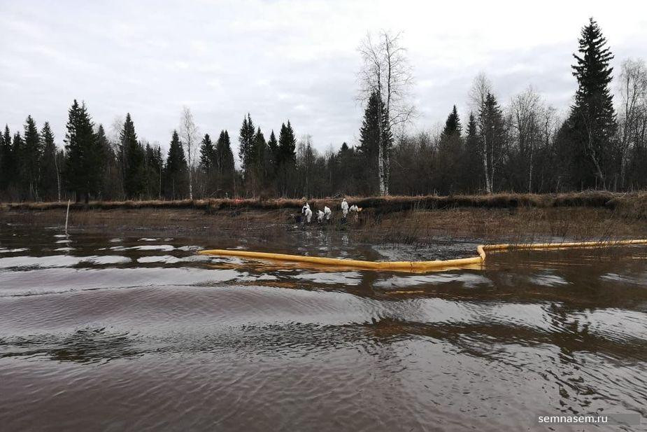 Oil gathering at the Kolva river’s mouth, morning of May 16, 2021