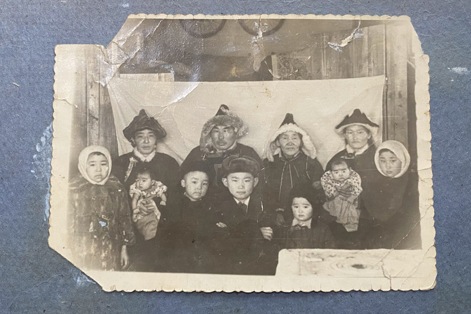 Семья бабушки Радны. Сама Радна пятая по счету слева в нижнем ряду. Фото из семейного альбома