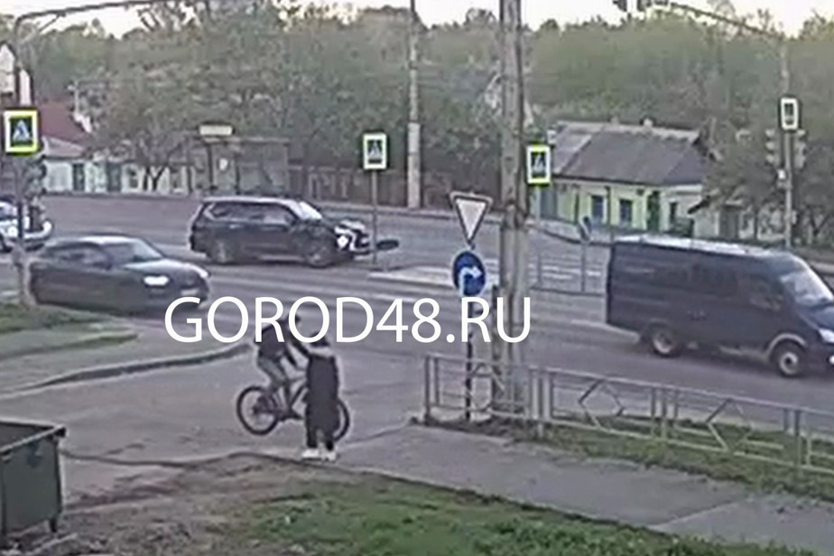 Момент аварии сенатора Олега Королёва в Липецке 