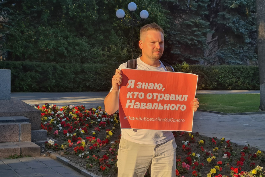 Алексей Дорожкин на пикете в Пскове после отравления Алексея Навального