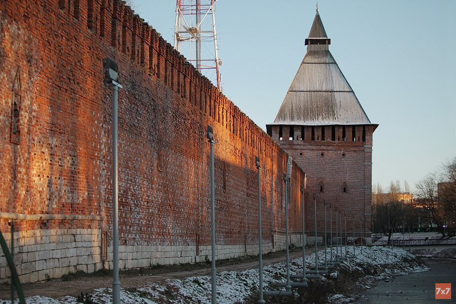 Современные столбы с подсветкой после благоустройства сквера