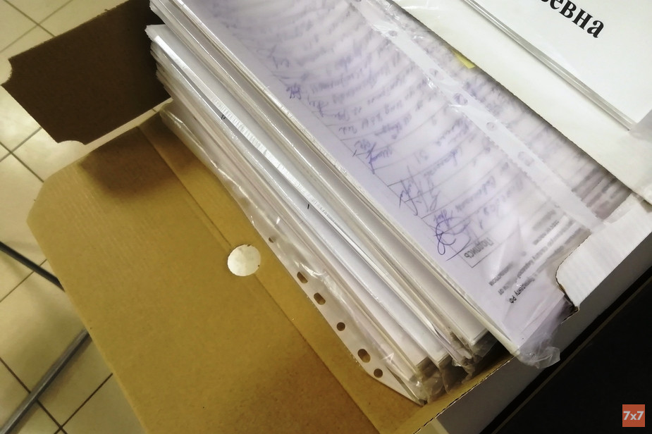 Стопка с подписями против строительства мусоросортировочного комплекса возле д. Лубягино